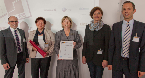 Gruppenbild  (v.l.n.r.): Stefan Kreutzer (Partnermanager SAP Bildungspartner, SAP Education), Ines Töpke (Referentin Produktentwicklung, Geschäftsbereich SAP, WBS TRAINING AG), Helga Sender (Standortleiterin Dresden, WBS TRAINING AG), Claudia Schroeter-Schall (Geschäftsbereich SAP, WBS TRAINING AG), Timo Schütte (Head of SAP Education Delivery, SAP Education)