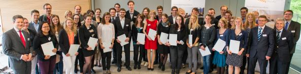 Neue sowie die weitergeförderten Stipendiatinnen und Stipendiaten mit ihren Förderern. Foto: Universität Passau 