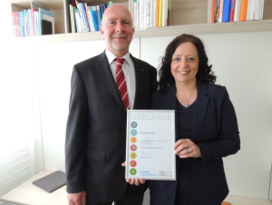 Dr. Jürgen Ober und Uta Lewien freuen sich über die Auszeichnung des Vereins „Charta der Vielfalt“