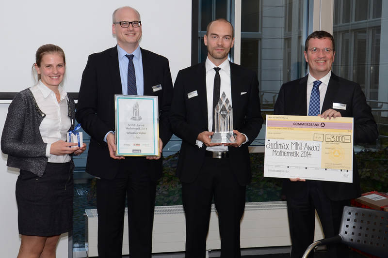 Sebastian Walter mint-Award 2014: Stefanie Vogl (Allianz Deutschland AG), Dr. Weng (Allianz Deutschland AG), Sebastian Walter (Sieger MINT-Award Mathematik 2014), Oliver Bialas (audimax MEDIEN)
