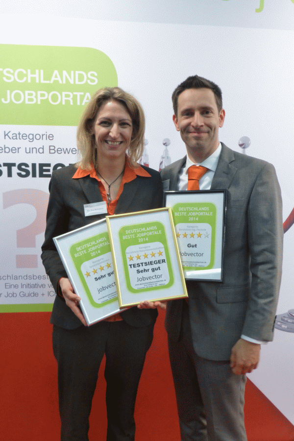 Dr. Eva Birkmann und Tom Wiegand (jobvector) mit den Gütesiegeln für Deutschlands beste Jobbörsen