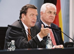 Gerhard Schröder und Dr. Peter Hartz bei der Ankündigung der Agenda 2010 (Foto Andrea Bienert)