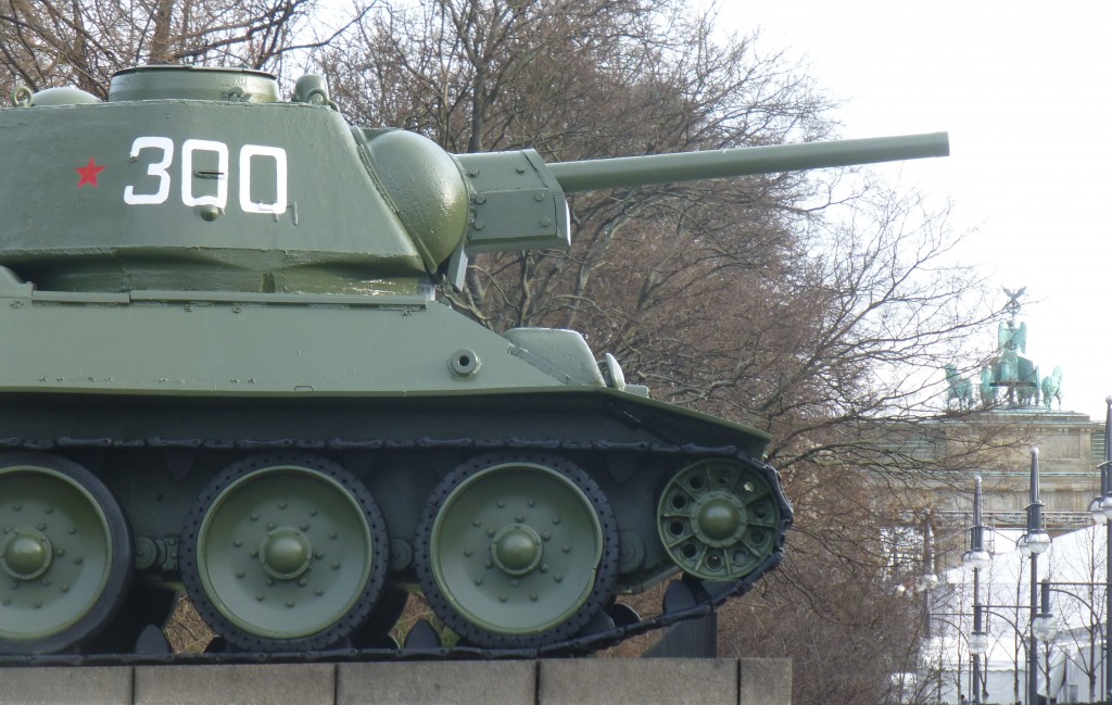 Russischer Panzer vor dem Brandenburger Tor in Berlin