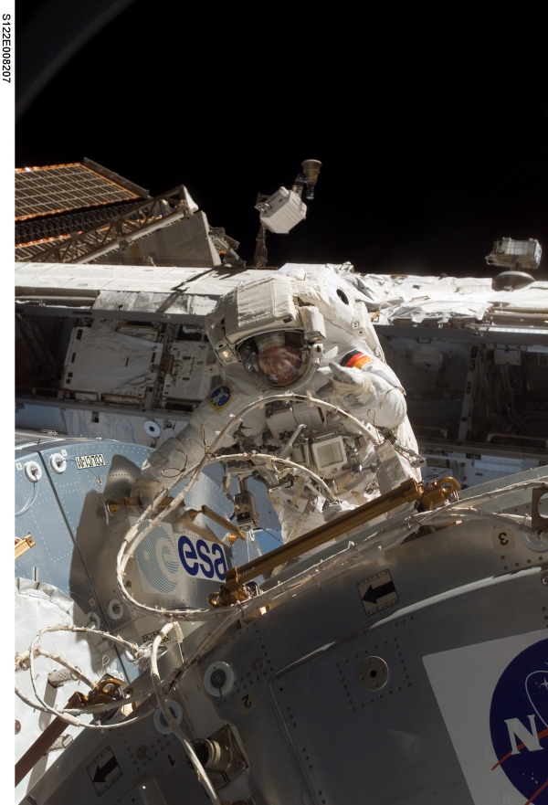 Astronaut Hans Schlegel im Weltall