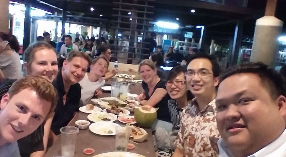 Die Buchautorin Melanie Vogel genießt noch nichtsahnend die Seafood-Spezialitäten in Singapore 
