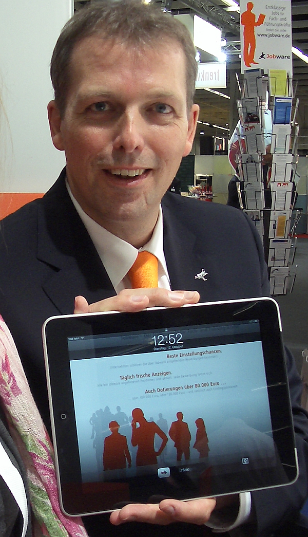 Dr. Wolfgang Achilles (Jobware) präsentiert den iPad auf der Messe Zukunft Personal 2010