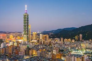 Taipeh-Stadt bei Abend (Foto: freepik, lifeforstock) Asien-Fonds für alle Marktlagen: BSF - BlackRock Systematic Asia Pacific Equity Absolute Return