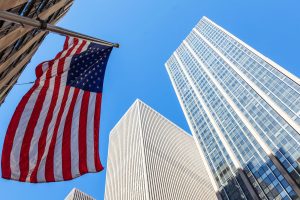 US-Flagge vor Hochhäusern (Foto: Freepik, EyeEm) Leitzins Fed heute: letzter Zinsentscheid 2024 in den USA und Prognose 2025